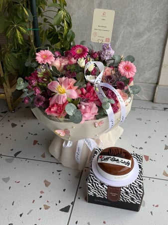 باقة فرح مع كيكة آني وداني