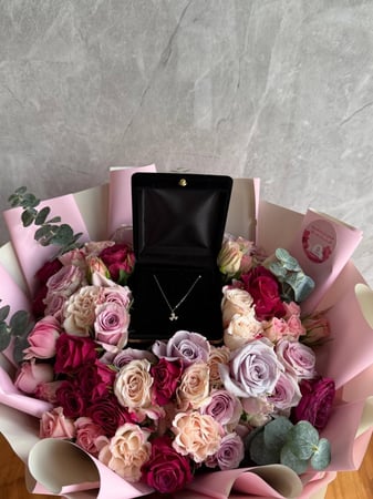 باقة ورد مع سلسال ذهب ورده
