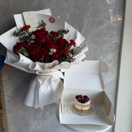 باقة ورد أحمر مع كيكة جاناش هدية فاخرة للمناسبات