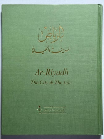 الرياض المدينة والحياة . مجلد من الحجم الكبير يحتوي على 200 صفحة مصقولة تحتوي على صور. اصدار الهيئة العليا لتطوير مدينة الرياض