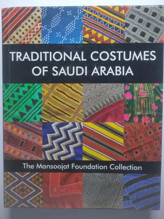 Traditional Costumes of Saudi Arabia الأزياء التقليدية في المملكة العربية السعودية . غلاف مقوى من الحجم الكبير . الصفحات 307 صفحة