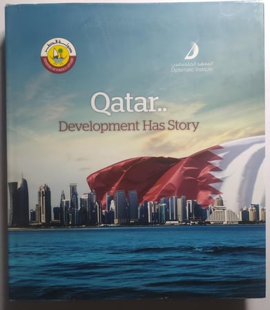 قطر .. للتنمية قصة . غلاف مقوى من الحجم الكبير ( ضخم ) عربي - انجليزي