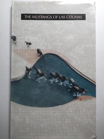 The Mustangs of Las Colinas اشهر المنحوتات في مدينة ارفينغ في ولاية تكساس . غلاف مقوى من الحجم الكبير