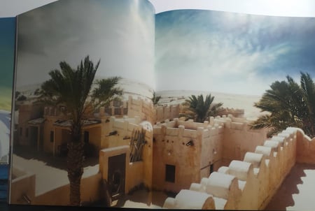 قطر .. للتنمية قصة . غلاف مقوى من الحجم الكبير ( ضخم ) عربي - انجليزي