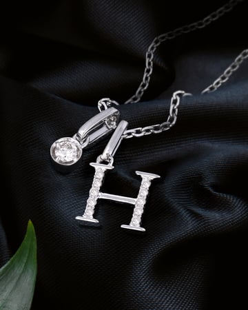 عقد حرف H ذهب أبيض والماس عيار18