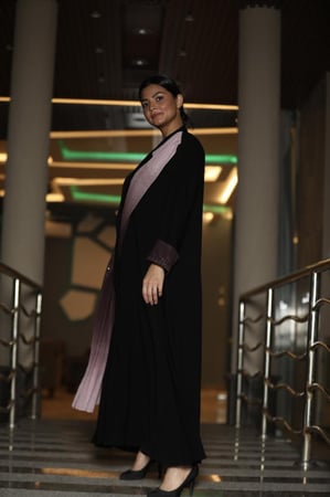 عبايه اسود مع شال امامي مموج انيقه القماش صيفي