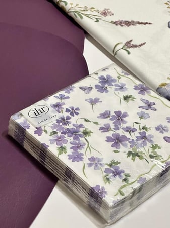 طقم فاليري من الافندر يخدم ٦ اشخاص ((  20 مناديل ورقيه + (( ٦ قاعدات للصحون و حبه واحدة رنررر