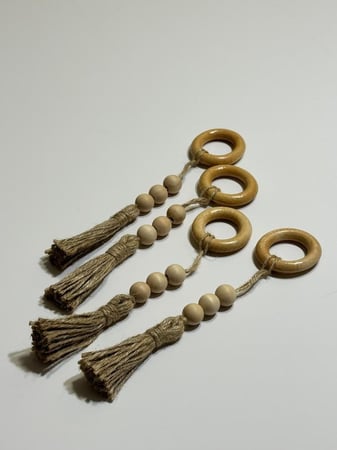 ٢ خواتم مناديل بتصميم خشبي مميز، مزينة بخرز وحبل كتان.