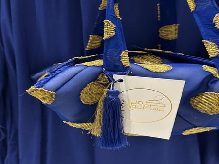 بقشة ازرق نيلي و تطريز بكرات ذهبيه