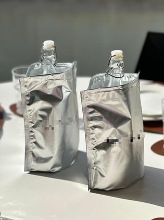 اكياس لحفظ برودة المشروبات تحتوي على مادة تساعد الحفاظ  على المشروبات باردة