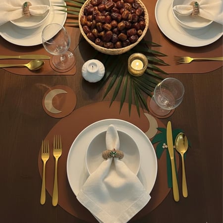 ٤ قاعدة صحن بتصميم مستوحى من التراث العربي والصحراوي و ٤ قاعدة اكواب و ٤ خواتم للمناديل مع مفرش هديه