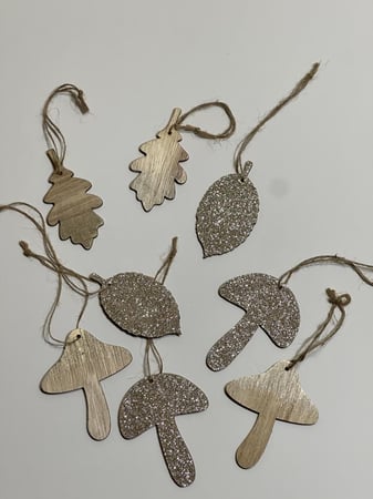 8 قطع زينة خشبية أنيقة بأشكال أوراق وفطر.. لمسة طبيعية ولامعة لديكورك