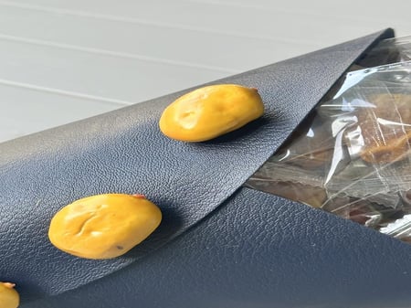 باقة بشكل الرطب تحتوي على طحينيه و نصف كيلو تمر صقعي محشي لوز مغلف