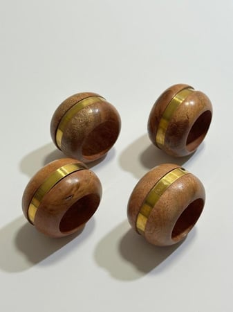 4 حلقات للمناديل مصنوعه من خشب المانجو الصلب و بتصميم راقي ، ارتفاع 4,5 وقطر 5 سم تقريباً