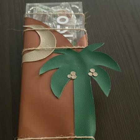 صندوق النخله + يحتوي على تعبئة ، تمر صقعي محشي لوز نصف كيلو الكميه