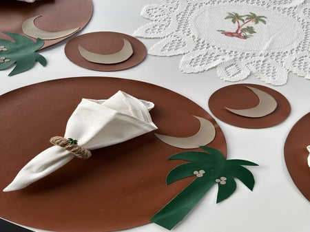 ٤ قاعدة صحن بتصميم مستوحى من التراث العربي والصحراوي و ٤ قاعدة اكواب و ٤ خواتم للمناديل مع مفرش هديه