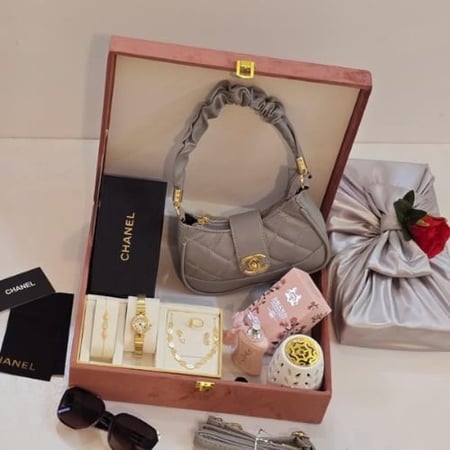 طقم هدايا نسائي فاخر شنطة مع اكسسوارات وعطر داخل بوكس مميز