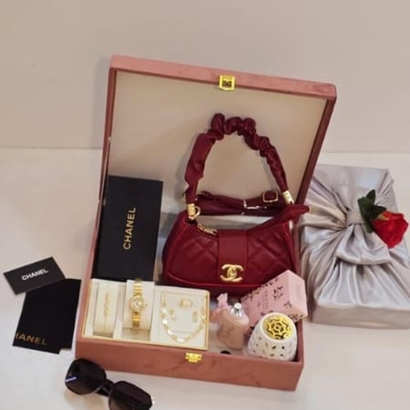 طقم هدايا نسائي فاخر شنطة مع اكسسوارات وعطر داخل بوكس مميز