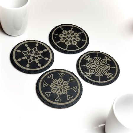 طقم كوسترات من صخر الأردواز مع نحت بالليزر للزخارف الاسلامية (اربع قطع)