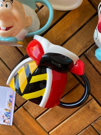 كوب اليس في بلاد العجائب