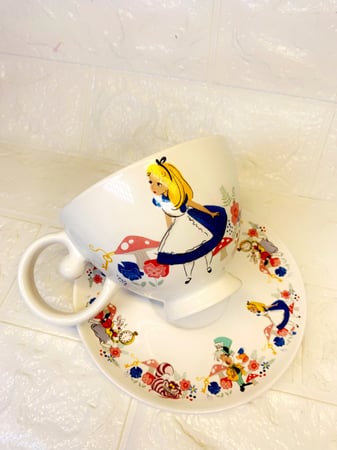 كوب اليس في بلاد العجائب