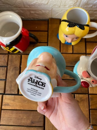 كوب اليس في بلاد العجائب