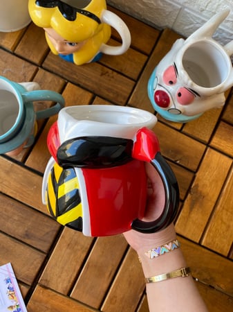 كوب اليس في بلاد العجائب