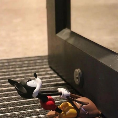 مجسم ميكي للباب