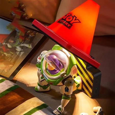 مجسم اضاءة باز يطير