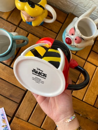 كوب اليس في بلاد العجائب