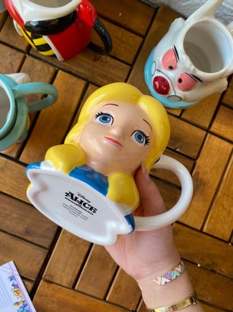 كوب اليس في بلاد العجائب