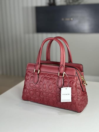 شنطة كوتش سجنشر لذر ميني darcie بلون كرزي كويلتد