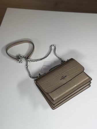 شنطة كوتش كتف كلير بلون حجري كروكدايل CC840 SV/STONE Klare Crossbody coach