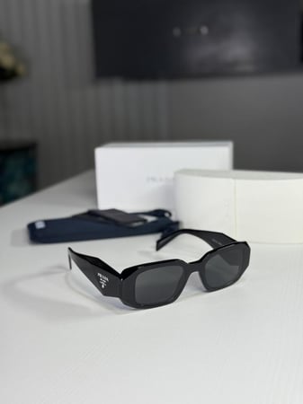 نظارة برادا بفريم بلاستيك اسود  وعلامه سجنشر Women’s Sunglasses PRADA SPR 17W 1AB-5S0