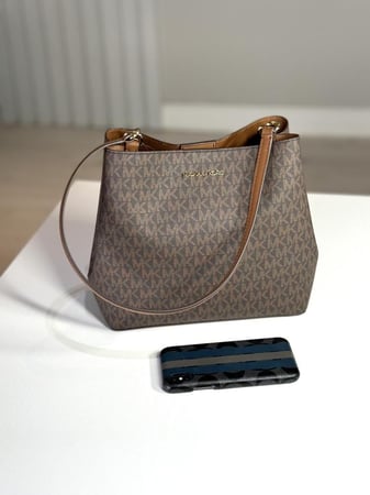 مايكل كورس شنطة ميديم شولدر بوكيت بني سجنشر Michael Kors bag bag Pratt MD bucket shoulder brown 35S4G3FS2V