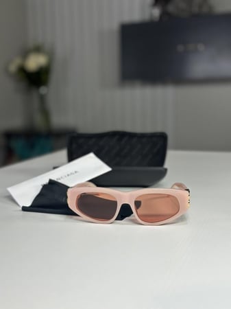 نظارة بلنسياقا بفريم وردي وعلامه بلنسياقا الذهبيه ،