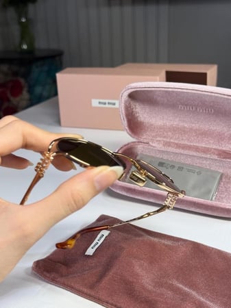 نظارة ميو ميو لوقو اوليف باللون البني  Miu Miu Logo sunglasses