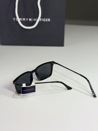 تومي هيلفيغر لايت بلاك نظارة رجالية خفيفة ومريحة للإذن tommy hilfiger man sunglasses light frame slim arms