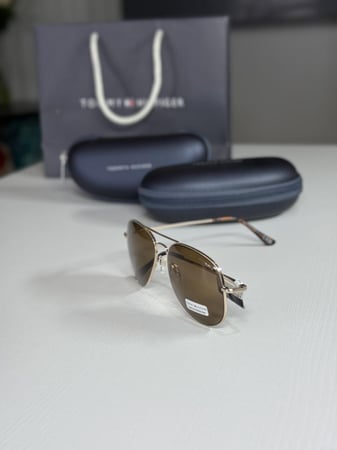 نظارة تومي هيلفيغر كلاسيك افيتور سكوير برج فريم معدنيه بعدسات بنيه 57mm OM689