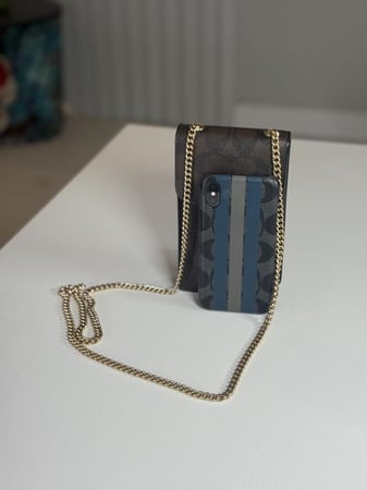 شنطة كوتش هاتف لميتد بلون بني سجنشر واسود NORTH/SOUTH PHONE CROSSBODY IN SIGNATURE CANVAS