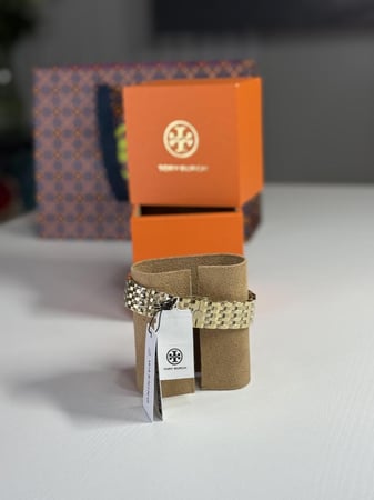 ساعة توري برتش روبسن ذهبيه بعلامه Tory Burch TBW1500 Robinson Stainless Steel Gold Watch متحركه مع الثواني