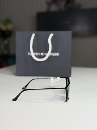تومي هيلفيغر لايت بلاك نظارة رجالية خفيفة ومريحة للإذن tommy hilfiger man sunglasses light frame slim arms