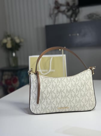 مايكل كورس كتف ليني ميديم بلون فانيلا سجنشر mk laney  pouchette x body vanella sognature