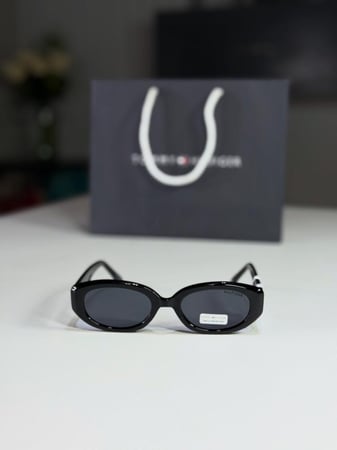 تومي هيلفيغر بلاك اوفل women oval light frame sunglasses women