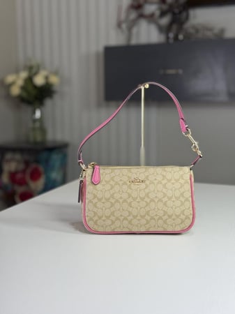 شنطة كوتش نتاليا مقاس 19 بلون سجنشر بيج و وردي -Coach Nolita 19 In Colorblock Signature