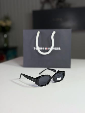 تومي هيلفيغر بلاك اوفل women oval light frame sunglasses women