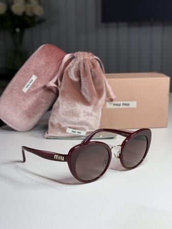 نظارة ميو ميو كات اي باللون البرجندي Miu Miu Cat Eye SMU06T Gradient Sunglasses in Burgundy