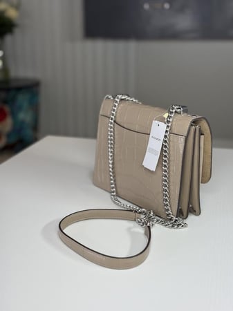 شنطة كوتش كتف كلير بلون حجري كروكدايل CC840 SV/STONE Klare Crossbody coach
