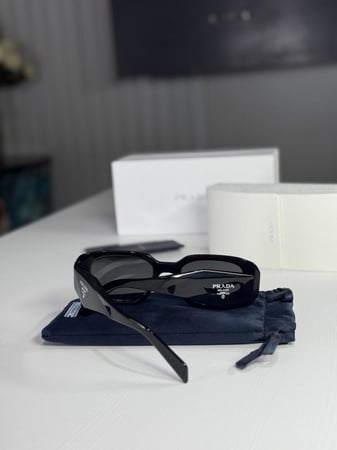 نظارة برادا بفريم بلاستيك اسود  وعلامه سجنشر Women’s Sunglasses PRADA SPR 17W 1AB-5S0