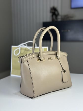 شنطة مايكل كورس يارا ساتشل yara truffle small- ترفل (بيج)